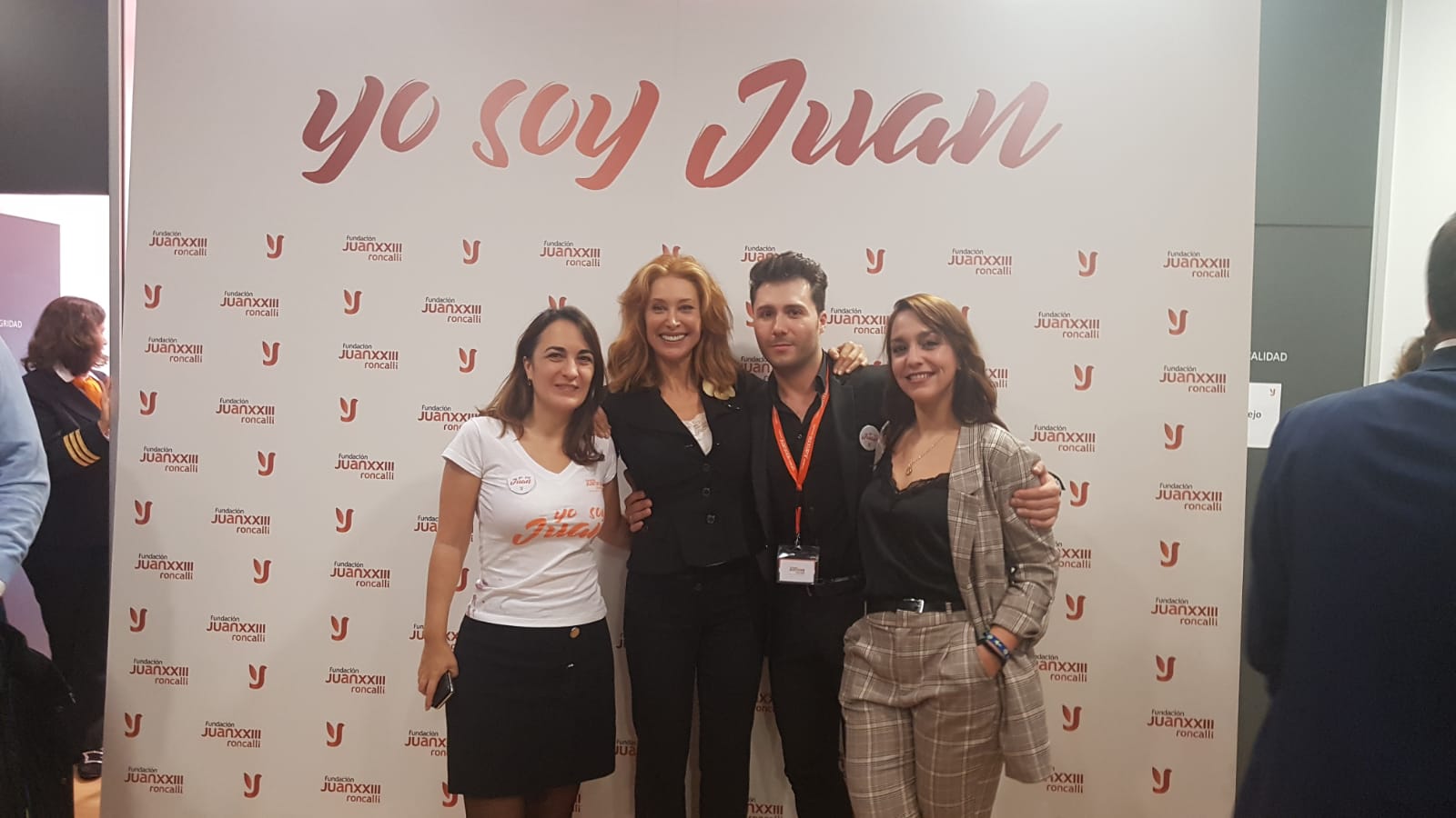 Con Teresa Viejo y el resto del equipo en el photocall del evento