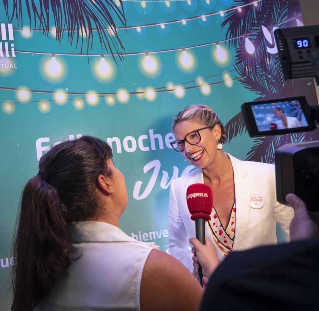 La presentadora del acto, Anne Igartiburu, charla con los medios en el photocall